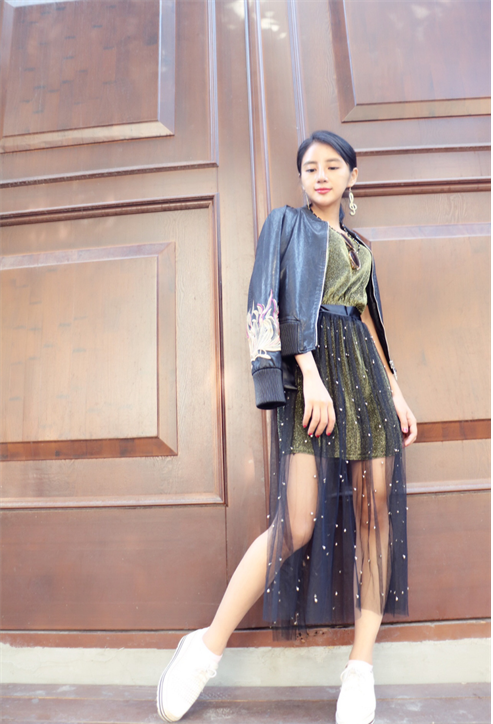 韦雨彤暗金色休闲西装搭条纹衬衫,气质魅惑,网友:高马尾加分