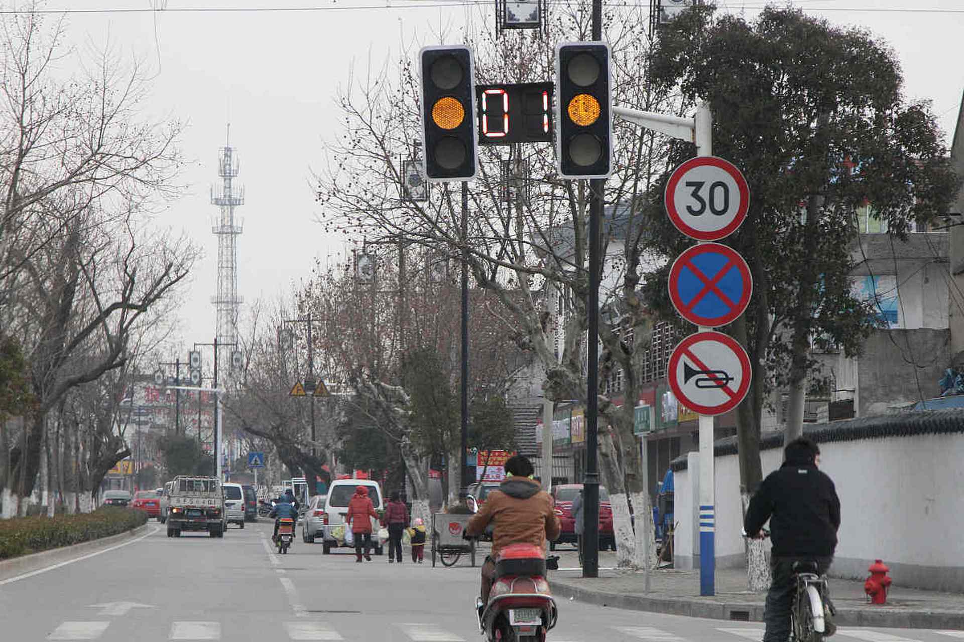 开车闯黄灯算不算交通违法呢?