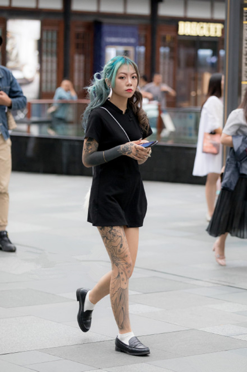 街拍:图1和图4美女的纹身,你更喜欢谁的?