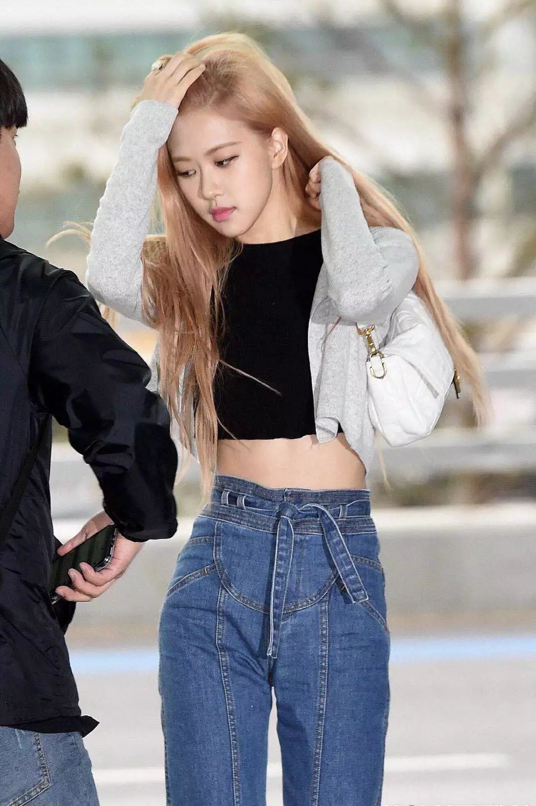 朴彩英露脐上衣秀17.9寸"蚂蚁腰"!看到lisa腰,网友:不敢吃饭