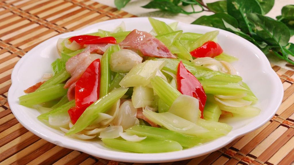 培根炒芹菜:鲜嫩可口,又香又脆,非常好吃