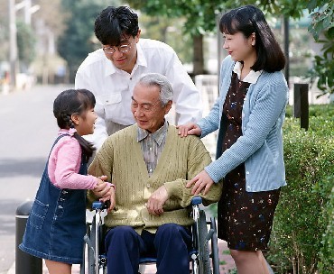 父母老了,珍惜我們還能孝順他們的日子,不要給他們留下孤獨