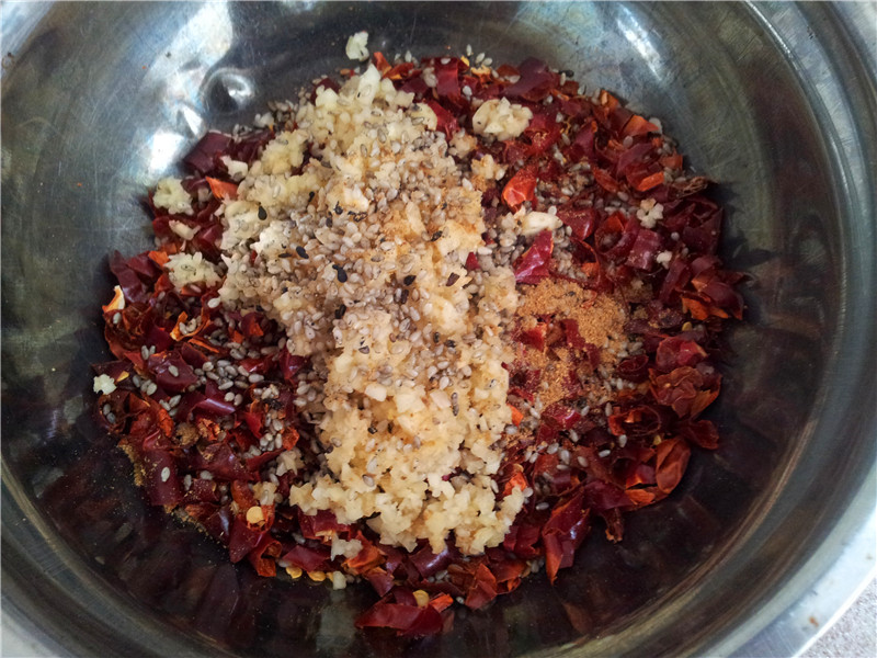 家庭自制辣椒油,这样做比老干妈都香,开胃又下饭,拌什么都好吃