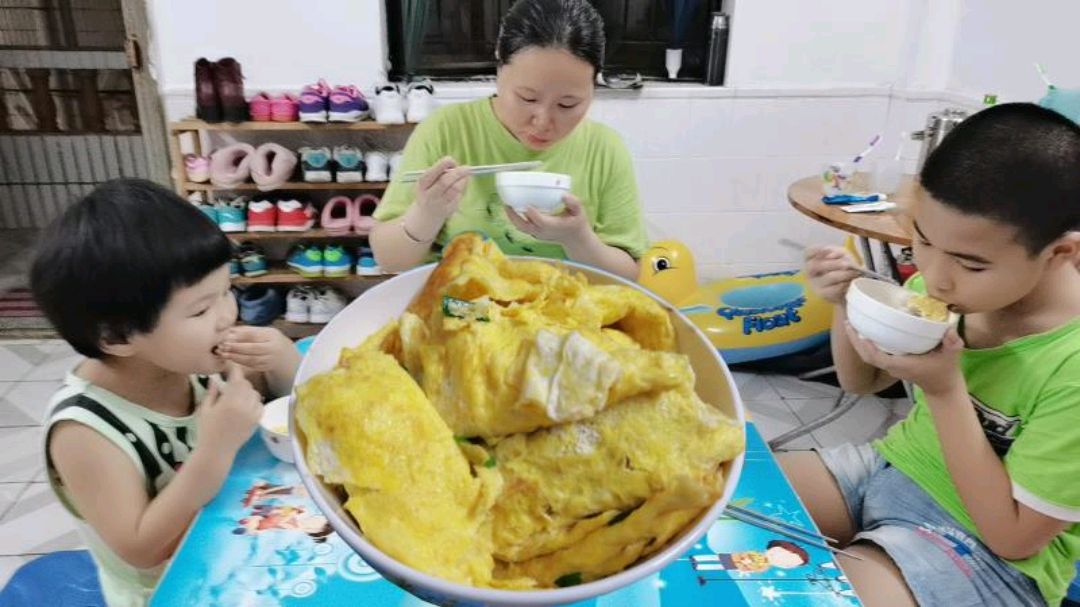媳妇花了两个小时做蛋饺子 ,大人小孩都爱吃,吃得香喷喷