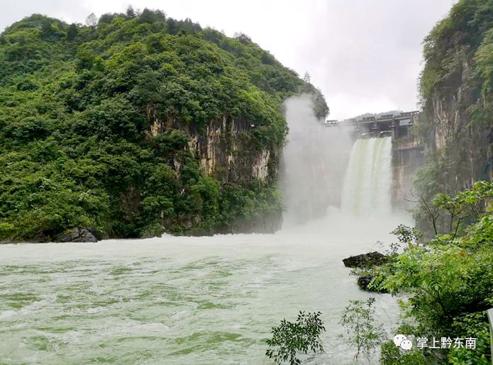 航拍|难得一见!施秉观音岩水库开闸泄洪场面壮观
