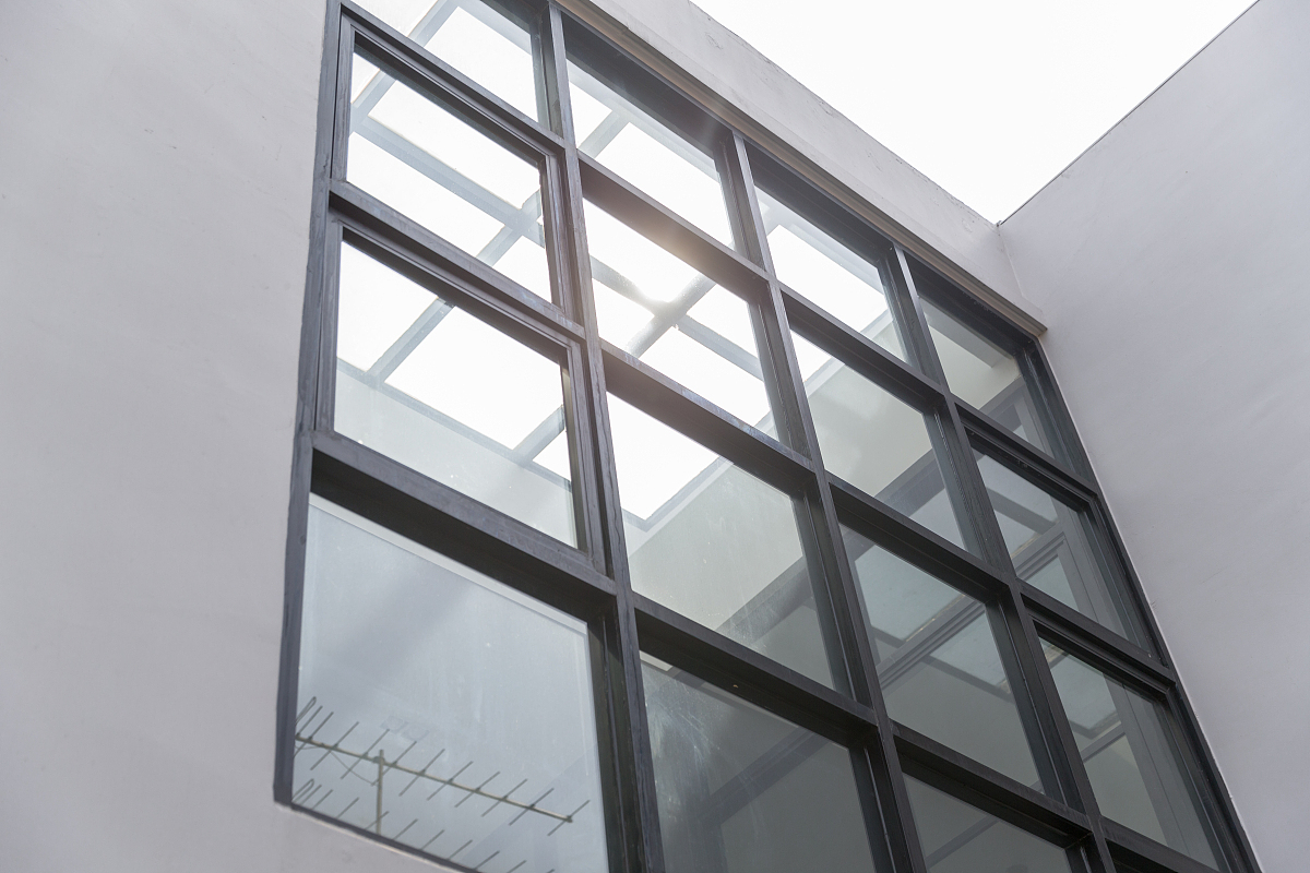 选厚实隔音材料,门窗密封性好,软装饰也助隔音