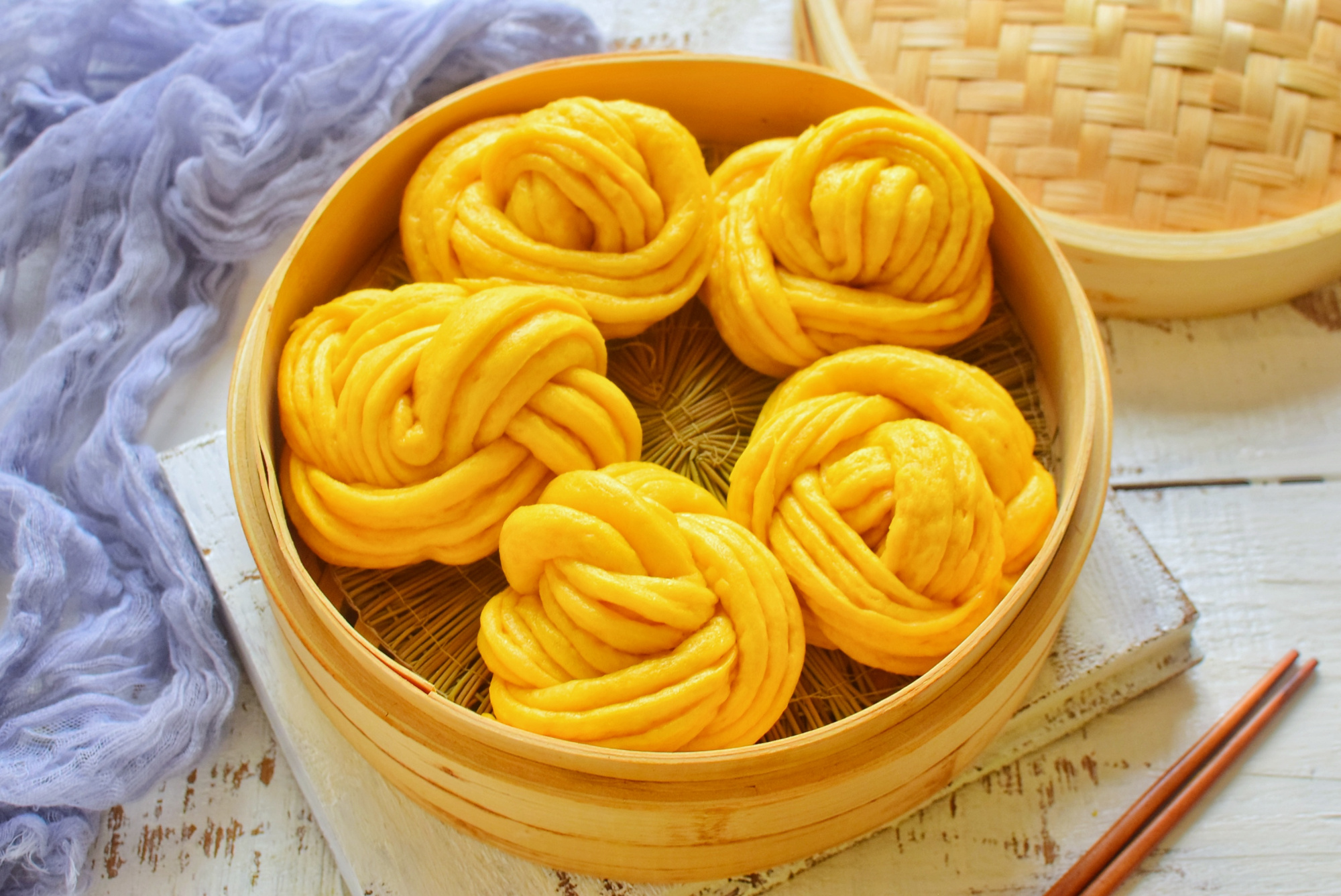 南瓜花卷,少吃一顿都难受,卷一卷轻松搞定,口感松软,层次分明