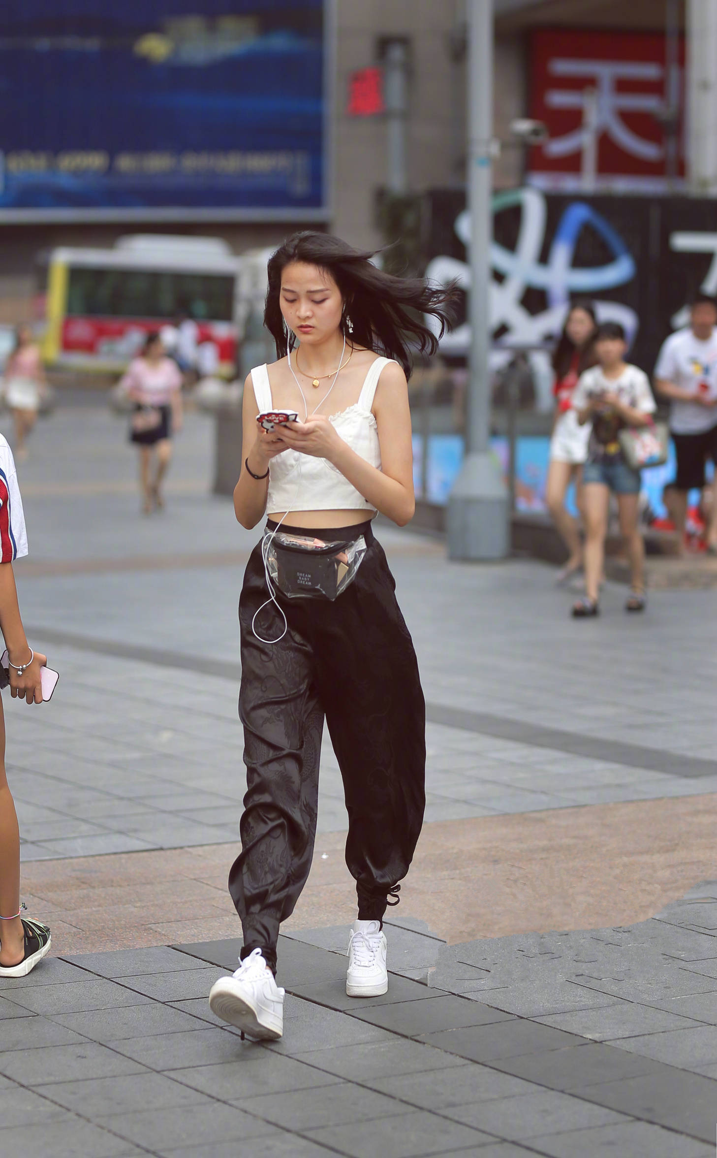 街拍:戚薇最爱的运动裤,会穿以后你也一样个性时尚不失性感