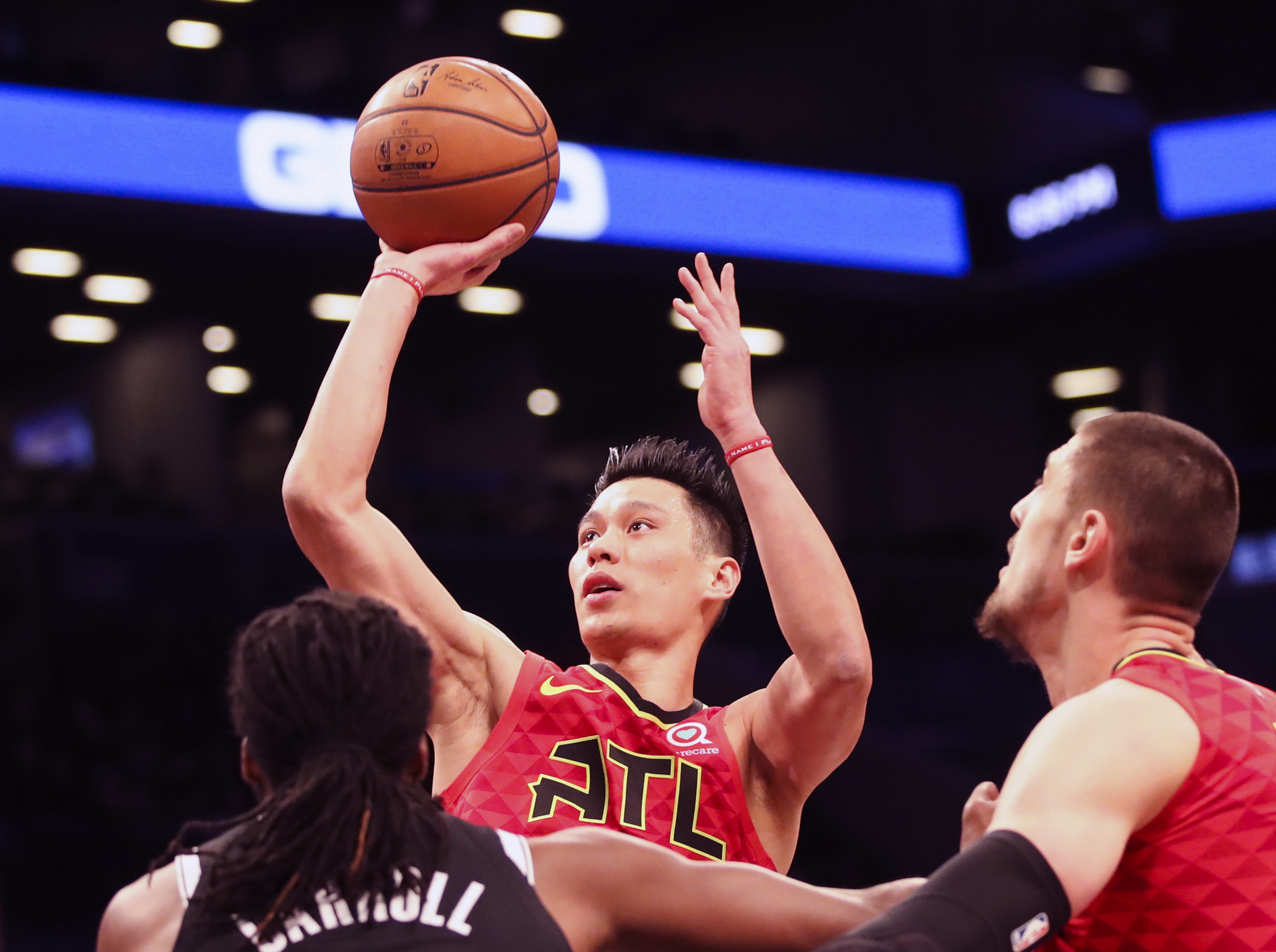 1月9日,老鹰队球员林书豪(中上)在比赛中拼抢.