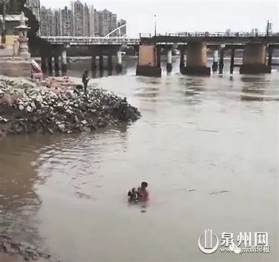 泉州浮桥:女子携2幼子跳江!还带着结婚证