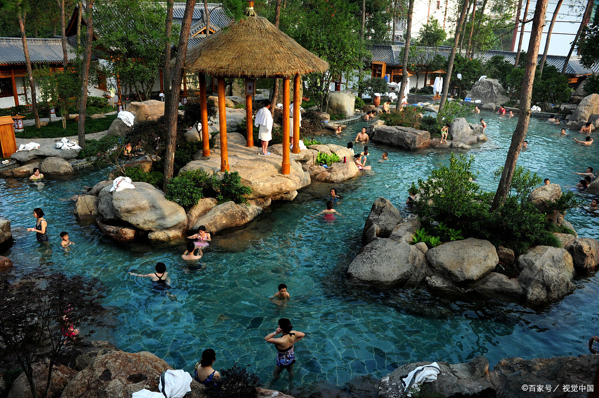 螺髻山九十九里温泉瀑布位于四川省凉山彝族自治州普格县荞窝镇境内