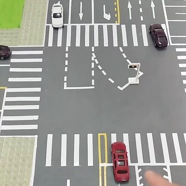 汽车右转弯时遇到这种情况负全责,新手司机注意了!