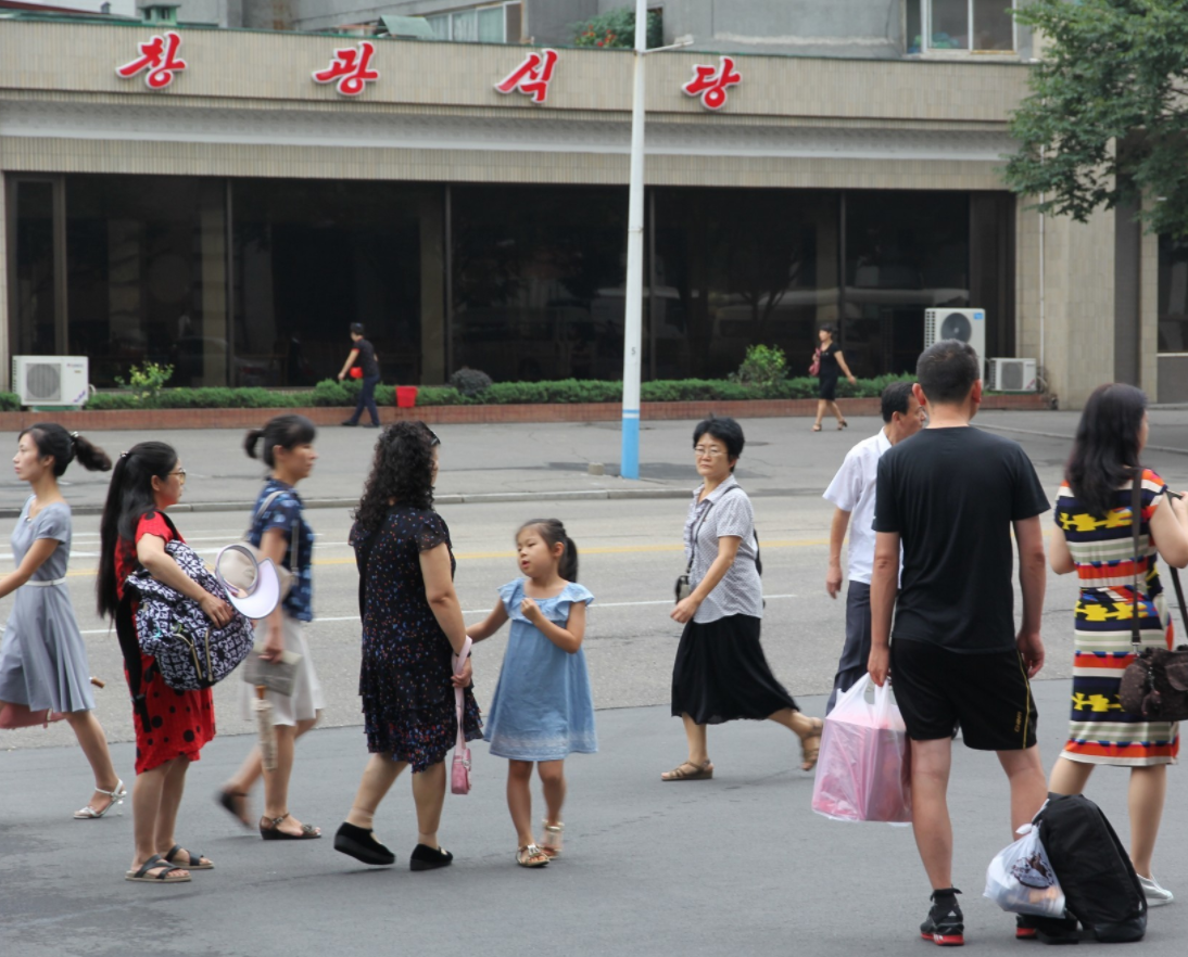 走進朝鮮:隨拍朝鮮街頭步行的路人!