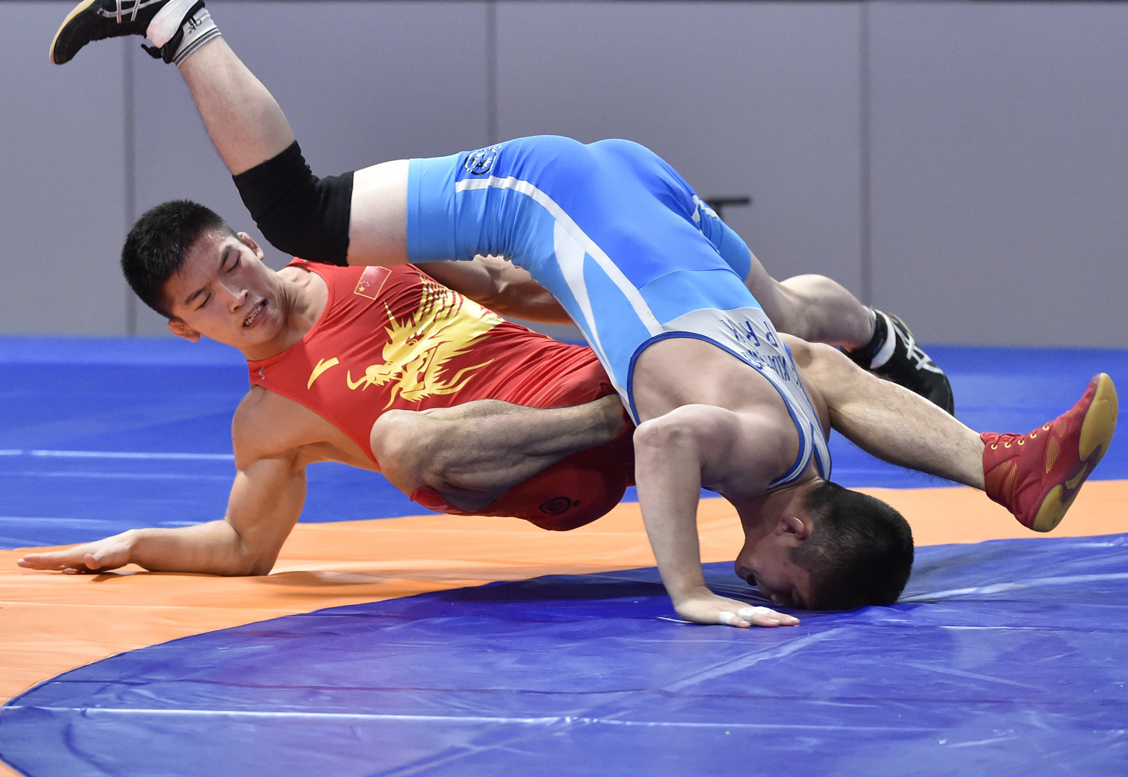 摔跤——男子自由式摔跤57公斤级半决赛:中国选手刘明瑚遭淘汰(2)