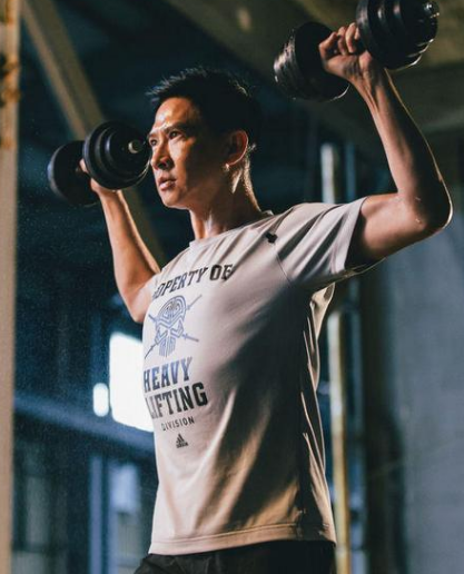 张家辉为工作需要,励志健身近一年,腹肌明显秒变型男