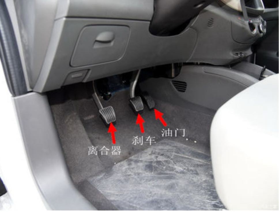 半坡起步是先松离合,还是先放手刹?很多人都做错,难怪会溜车