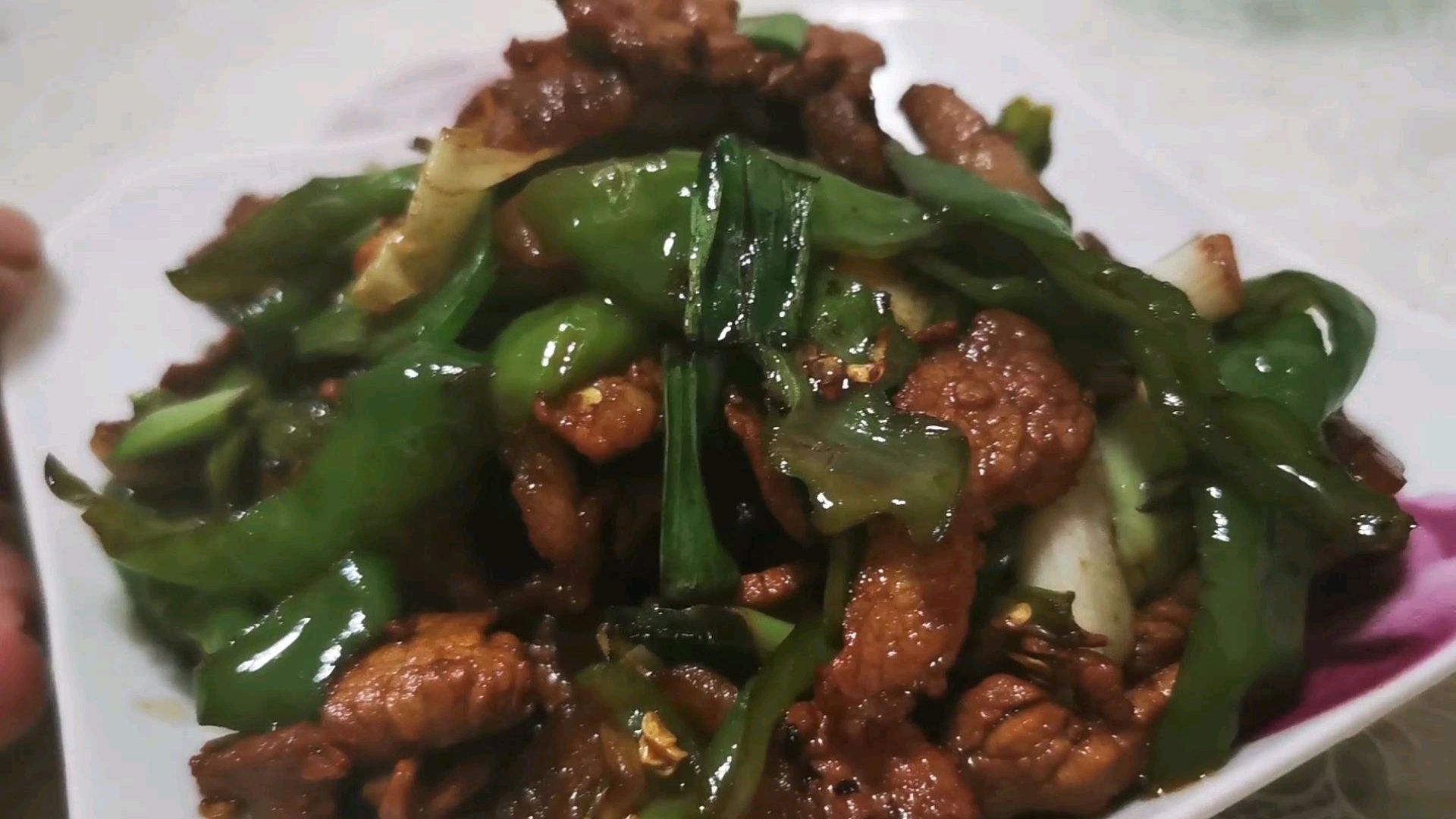 买了2斤五花肉,做一道家常辣椒炒肉,辣椒和肉的香味闻着都流口水