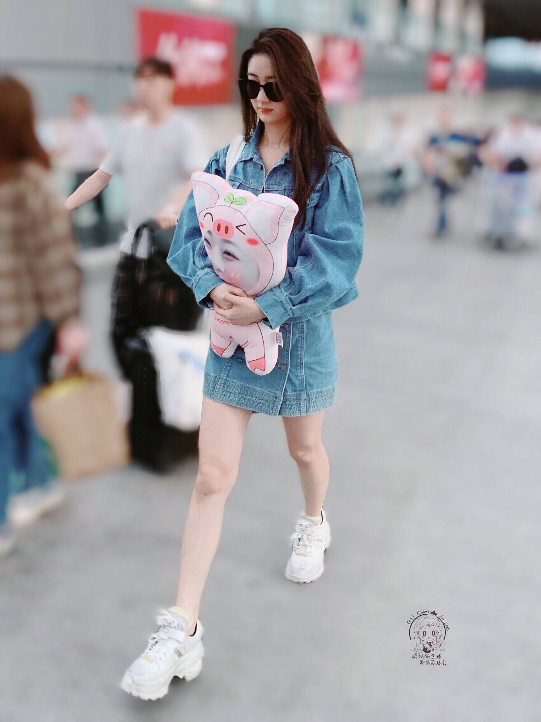 戚砚笛戴着黑色墨镜