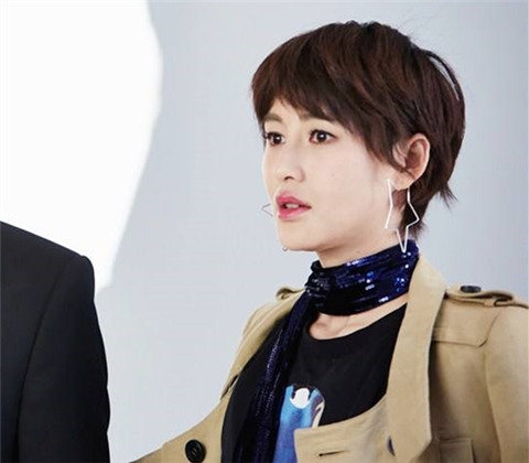 陈燃以一头干练短发亮相,让观众赞称"不折不扣的完美女性"