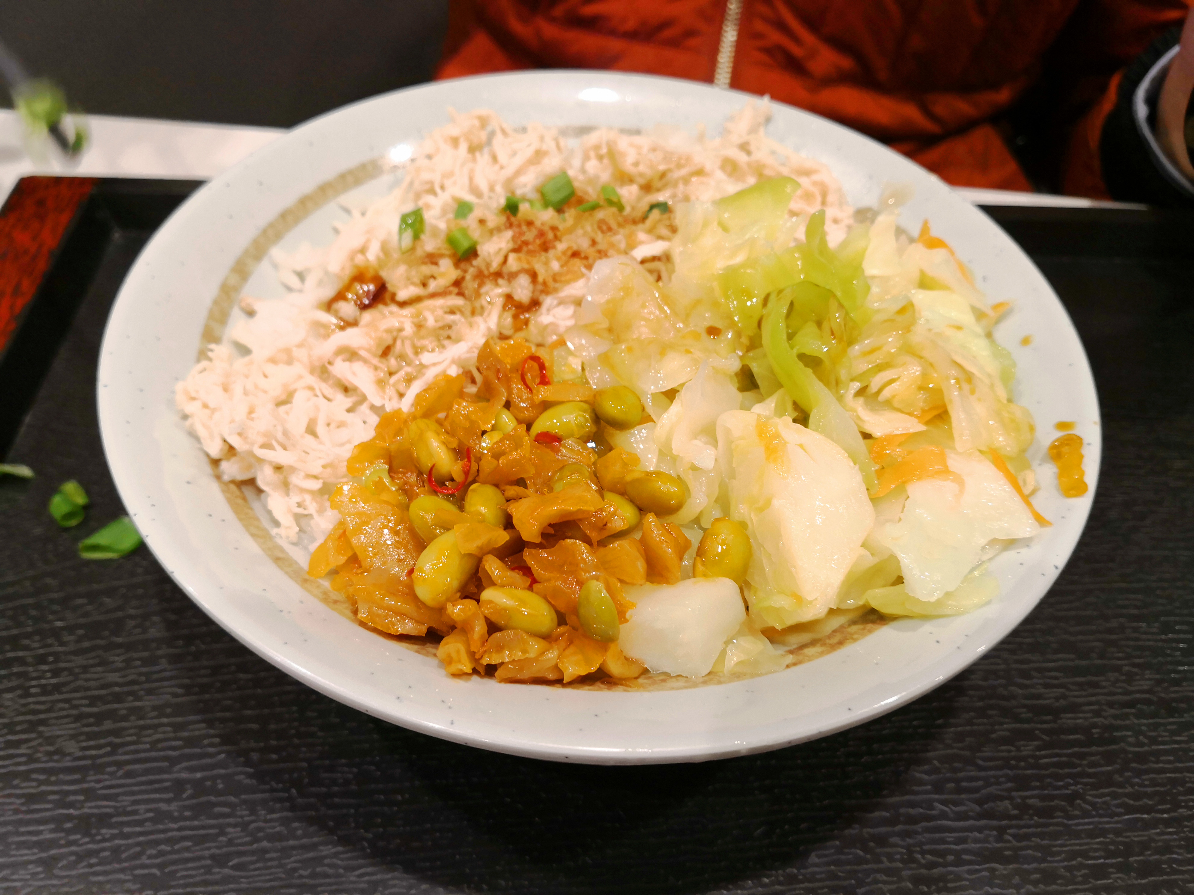 鸡丝拌饭盖浇饭:干净清爽的盐水鸡丝配上包菜,萝卜干两种小菜,荤素