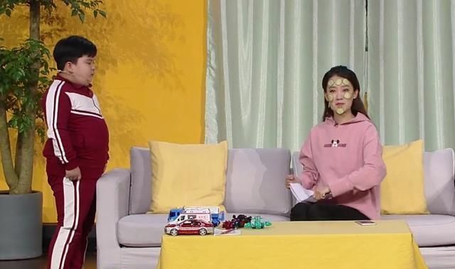 张小斐小品《一张考卷》:19分的成绩成亮点,疑似暗讽翟天临!