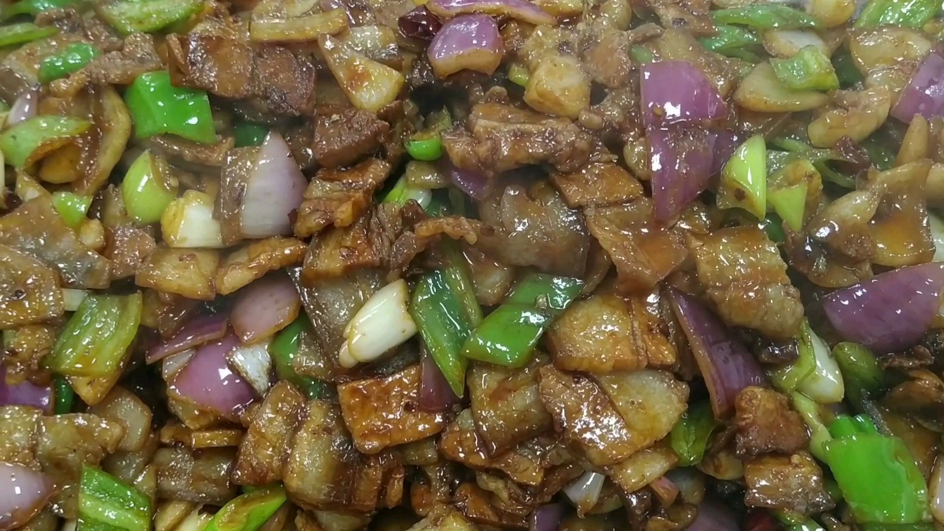 食堂班炒菜.回锅肉.味道不错.顾客都喜欢