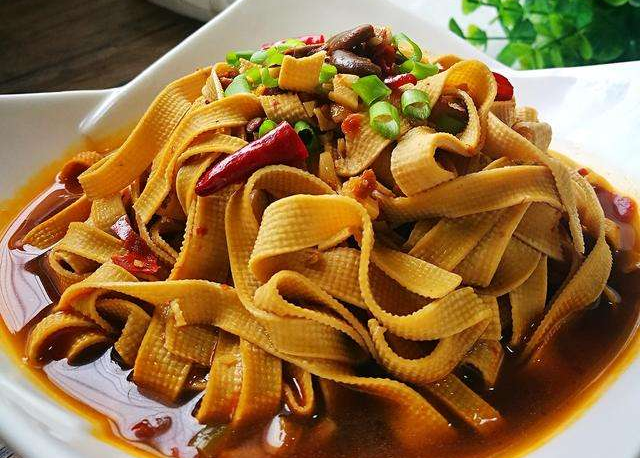 首先我们先把豆腐皮儿洗干净以后切成丝儿,然后再