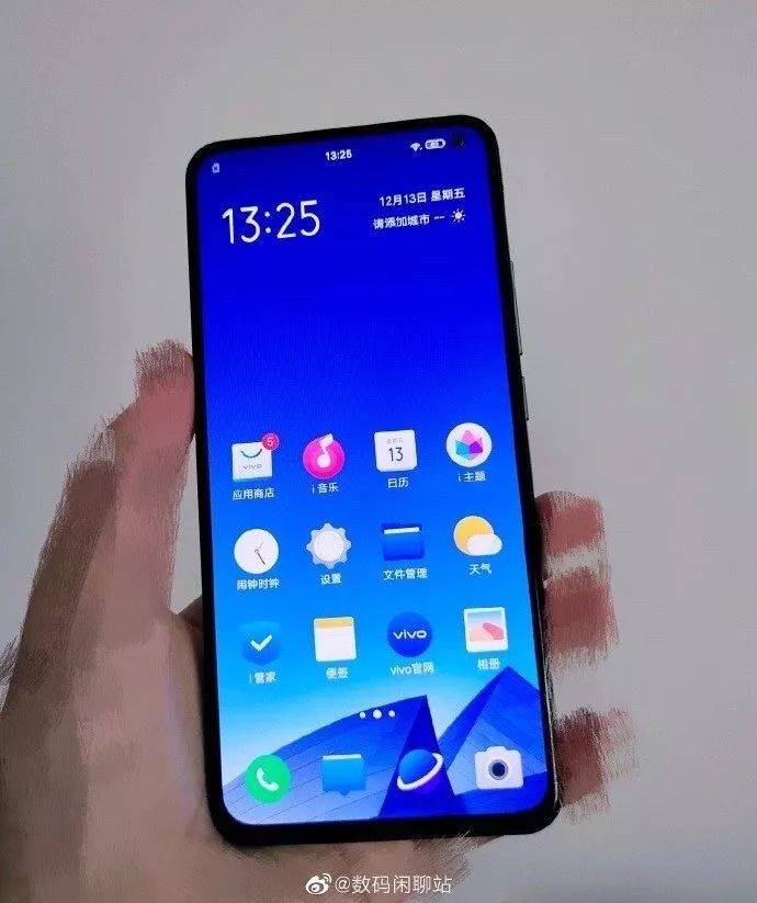vivo x30 真机图片曝光:正面小孔径挖孔