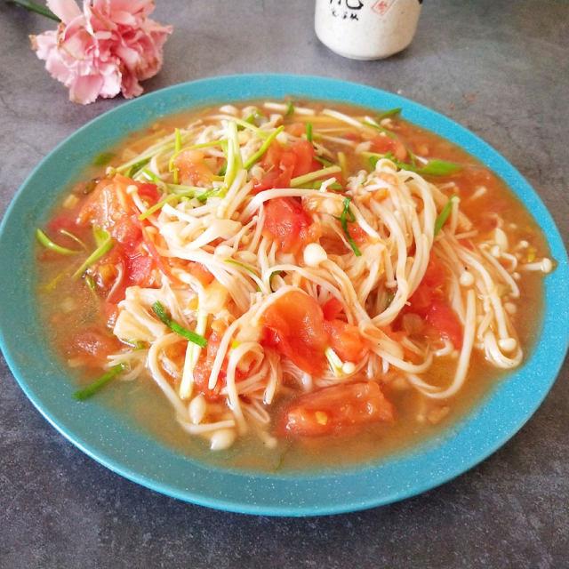 金针菇炒西红柿,简单一炒,5分钟出锅,酸甜脆爽好下饭