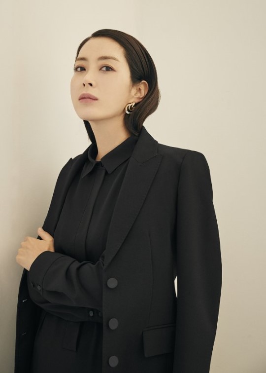 近日,韩国45岁女演员宋允儿最新时尚杂志画报公开.