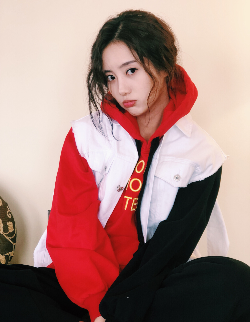 王梓薇性格时爽朗而温柔,因真实亲和的面貌获得粉丝们的好感.