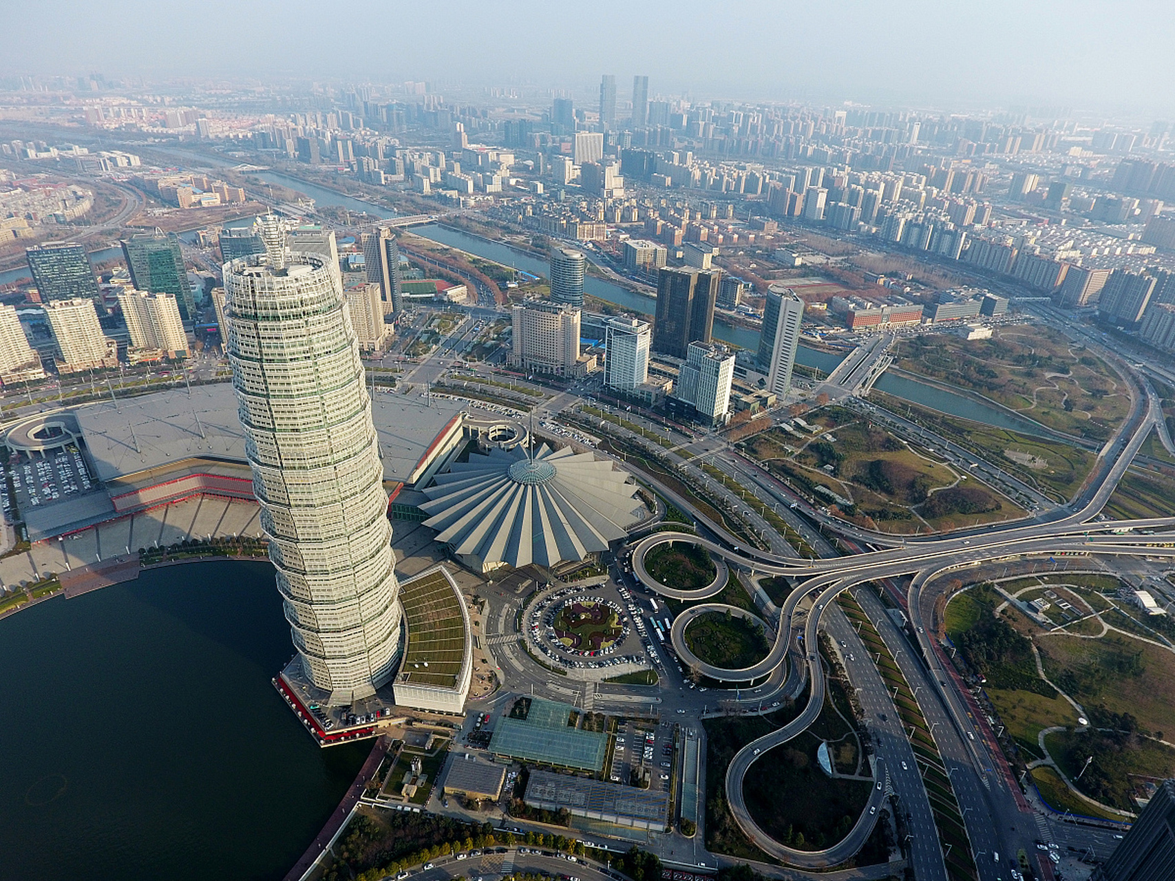 第三部分:城市的现代风貌 虽然郑州有着悠久的历史和人间烟火,但是它