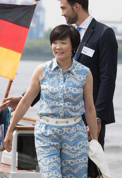 有一种优雅叫安倍昭惠的套装,时尚又优雅,不愧是日本首相夫人