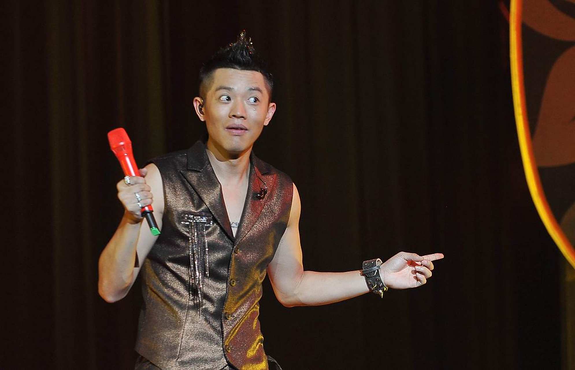 50年前,曾毅出生在湖南益阳的一个艺术氛围浓厚的家庭.