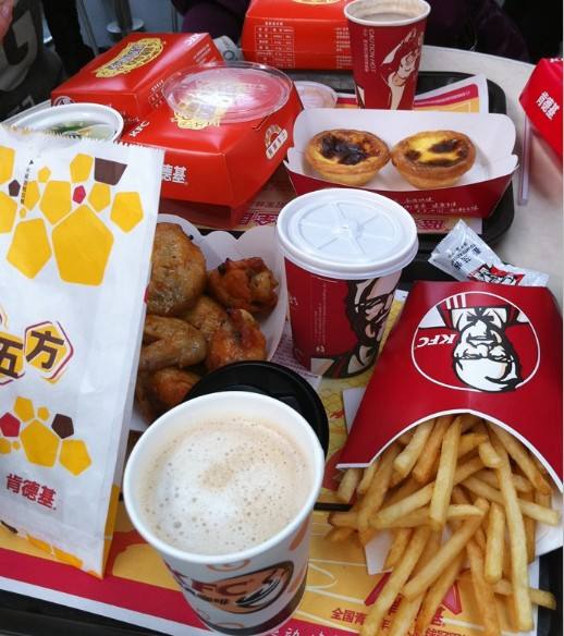 在肯德基的餐盘上写着这样一句话,请不要 把食物放置于餐盘垫纸上啊