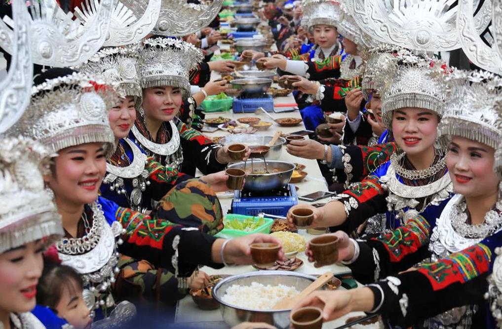 贵州苗家长桌宴:姑娘给你倒酒时,记住这个千万不能碰!