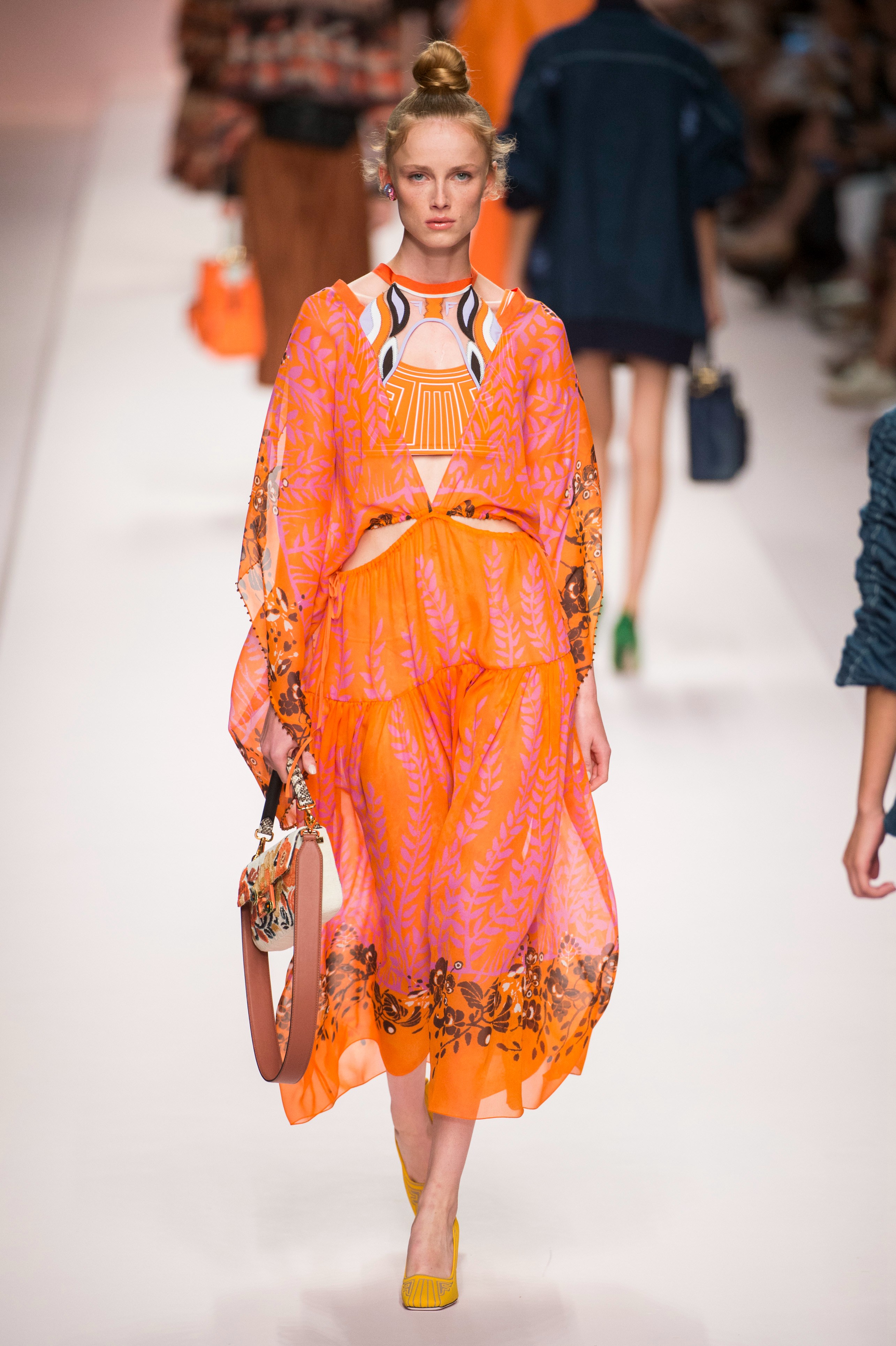 fendi芬迪2019春夏米兰时装周:漫过世事,走过奢华,美丽而温婉