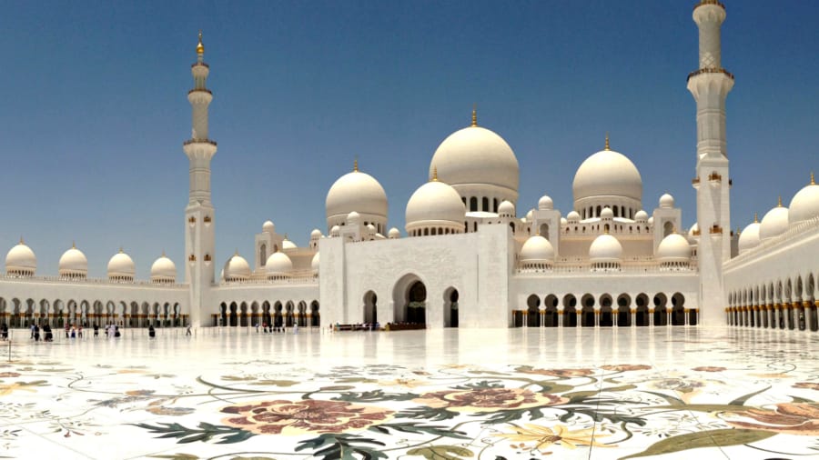世界上最大的清真寺之一,阿布扎比大清真寺,可以同时容纳40000名信徒.