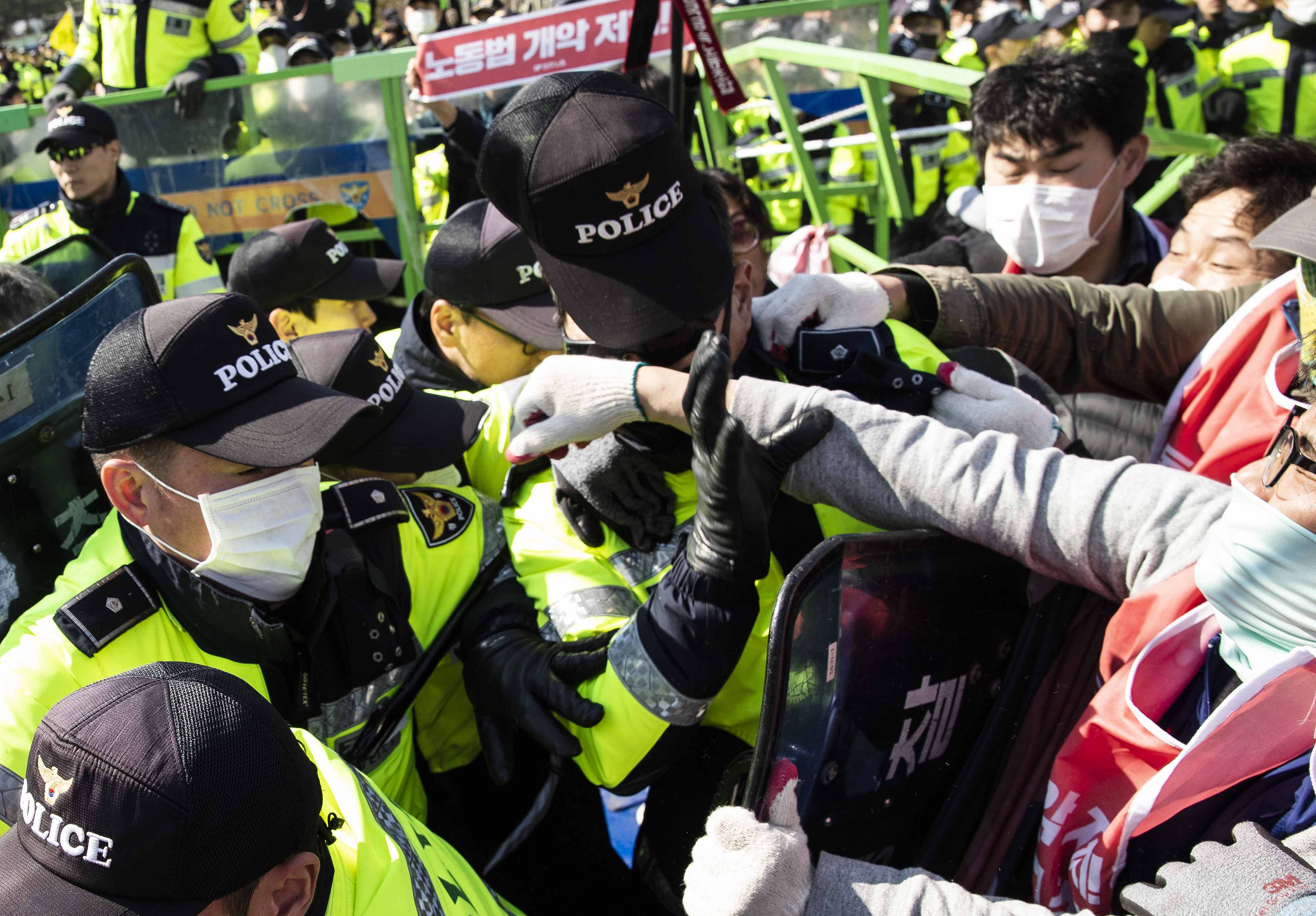 当地时间2019年4月3日,韩国首尔,韩国韩国民主劳动组合总联盟成员示威