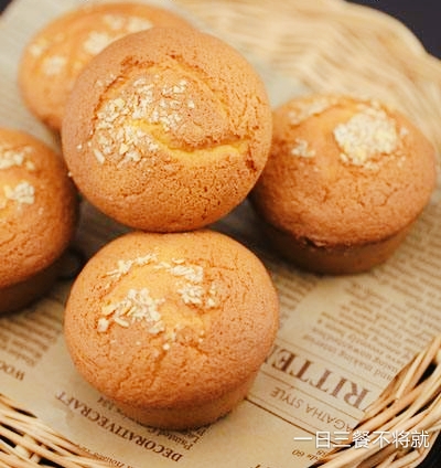 全蛋无水蜂蜜小蛋糕,外酥里软,香甜可口,简单几步就做好