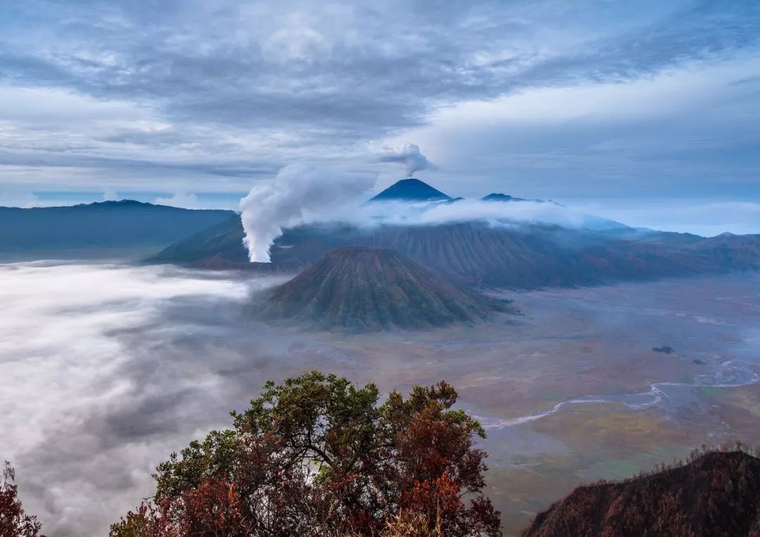 徒步登上火山顶,最为迷人的便是火山口壮观的日出,殷红的朝霞落入了