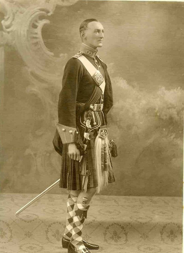 将一个穿裙子的战士抛向空中.