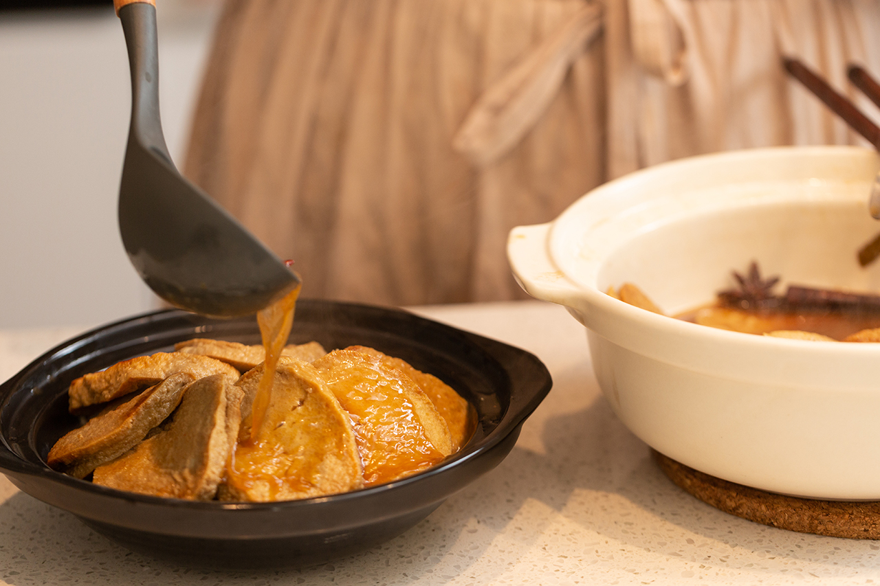 6. 再铺上一层卤好的素鸡,淋上两大勺汤汁.