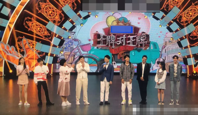 沈月与关晓彤同框,身高差距虐,谁注意到小腿?和贾玲太像