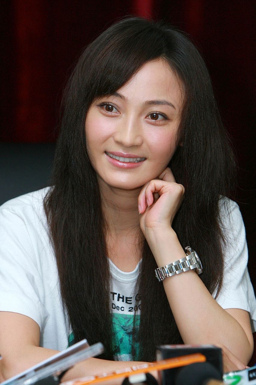 近日,许久没有露面的杨雪突然晒出近照,穿着病号服的她一脸憔悴的