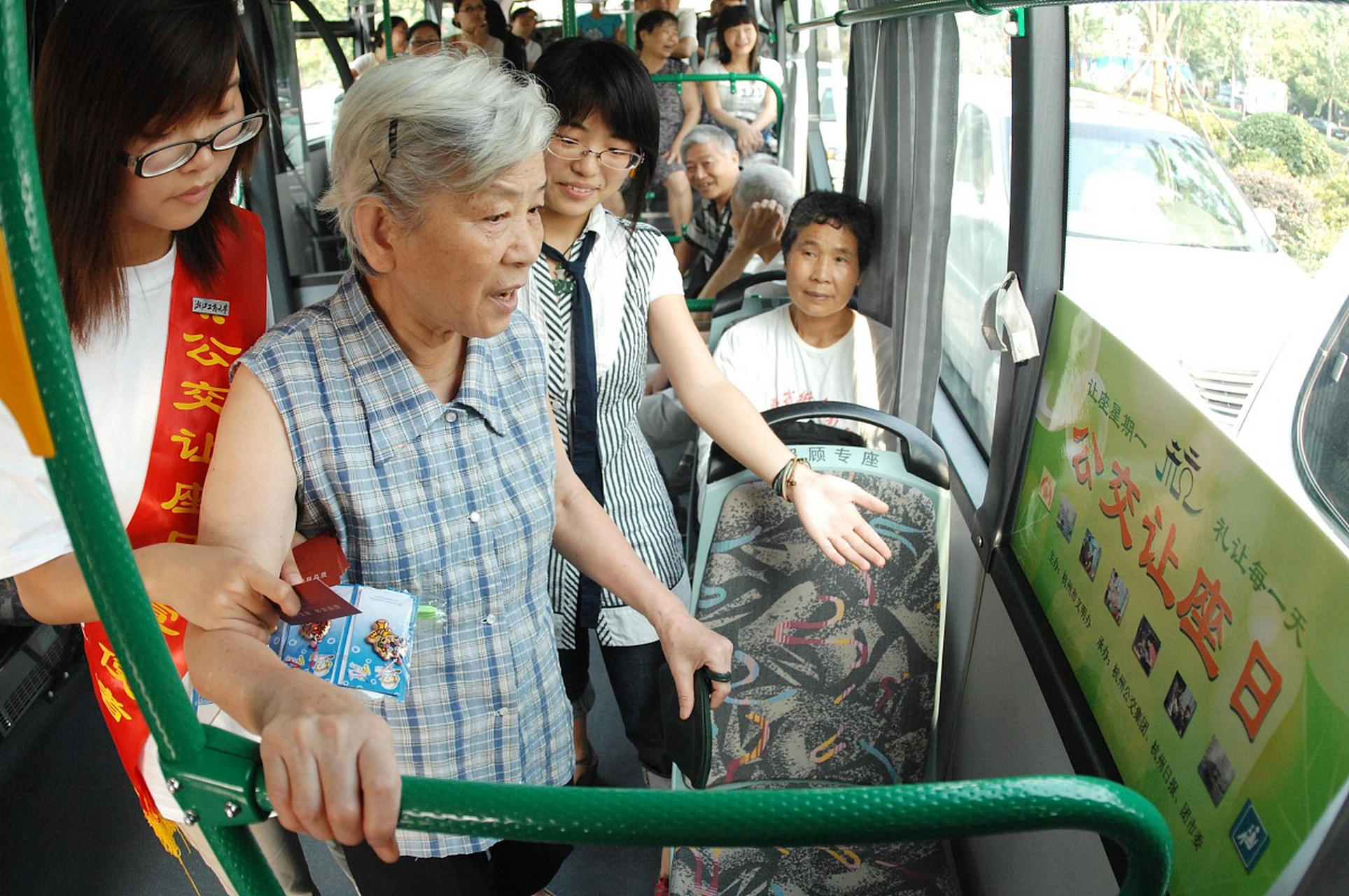 9月27日的早高峰,一位年长的乘客对一个坐着的小孩提出了强硬的让座