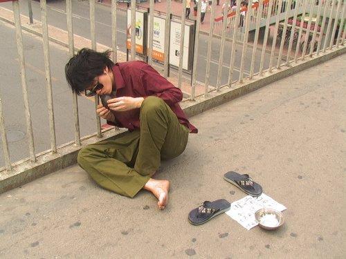 路边乞讨,众人该不该伸援手