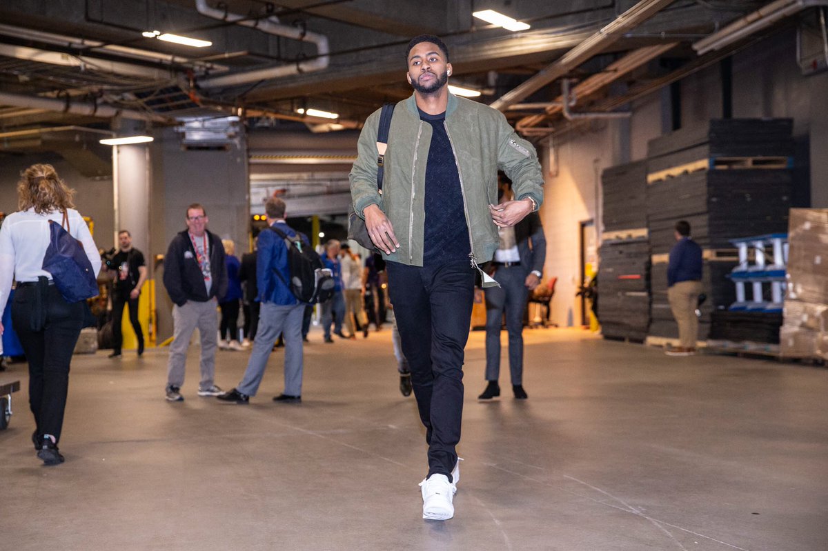 商务范!利拉德身着西装抵达客场球馆