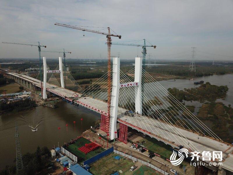 山东省最大跨湖桥梁微山湖特大桥成功合龙