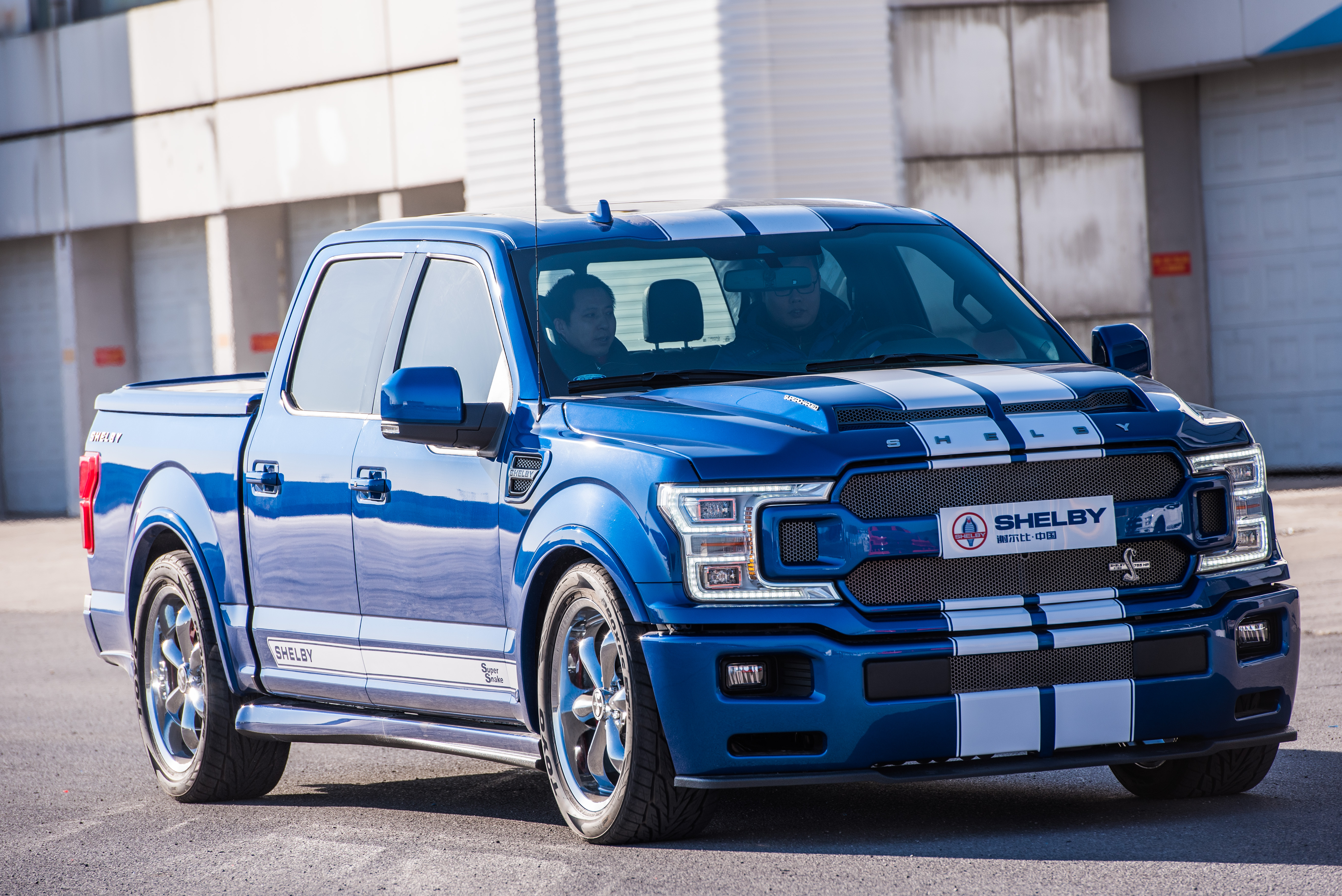 压轴登场的这台车就是shelby f-150街道版,也就是我们俗称的皮卡.